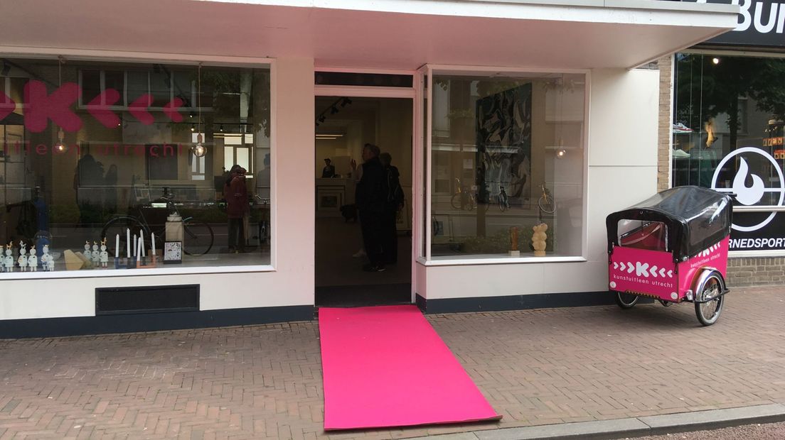 De roze loper ging vandaag weer uit voor klanten van de kunstuitleen aan de Sint Jacobsstraat