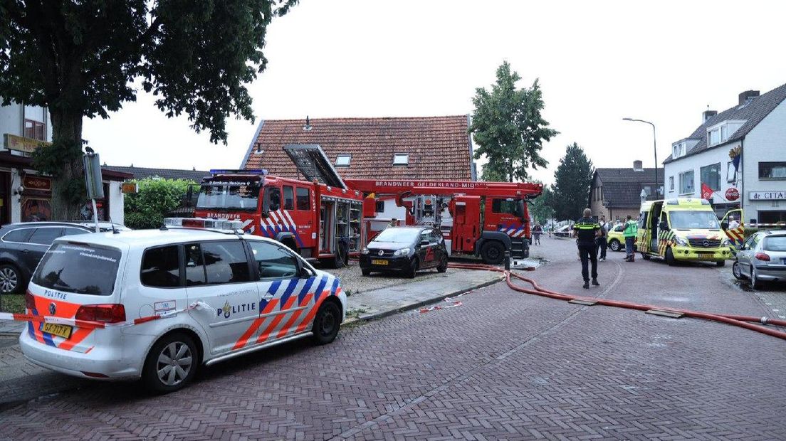 Meerdere gewonden bij felle brand achter restaurant.