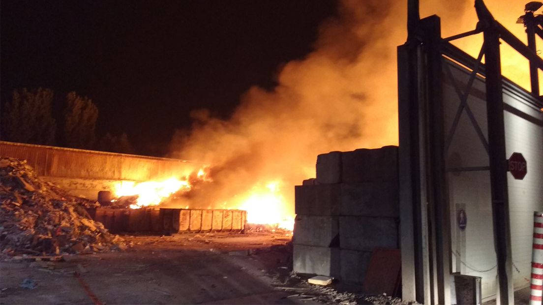 Brand , bak in brand bij Vliko Leiderdorp.