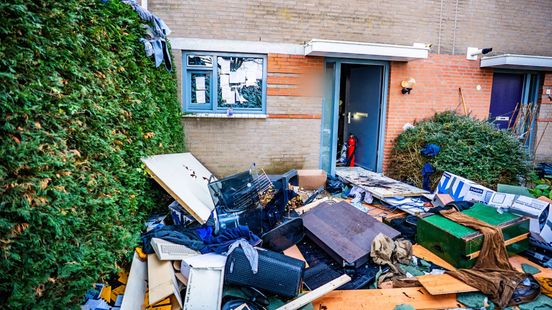 Verwarde man sticht brand en gooit inboedel naar buiten