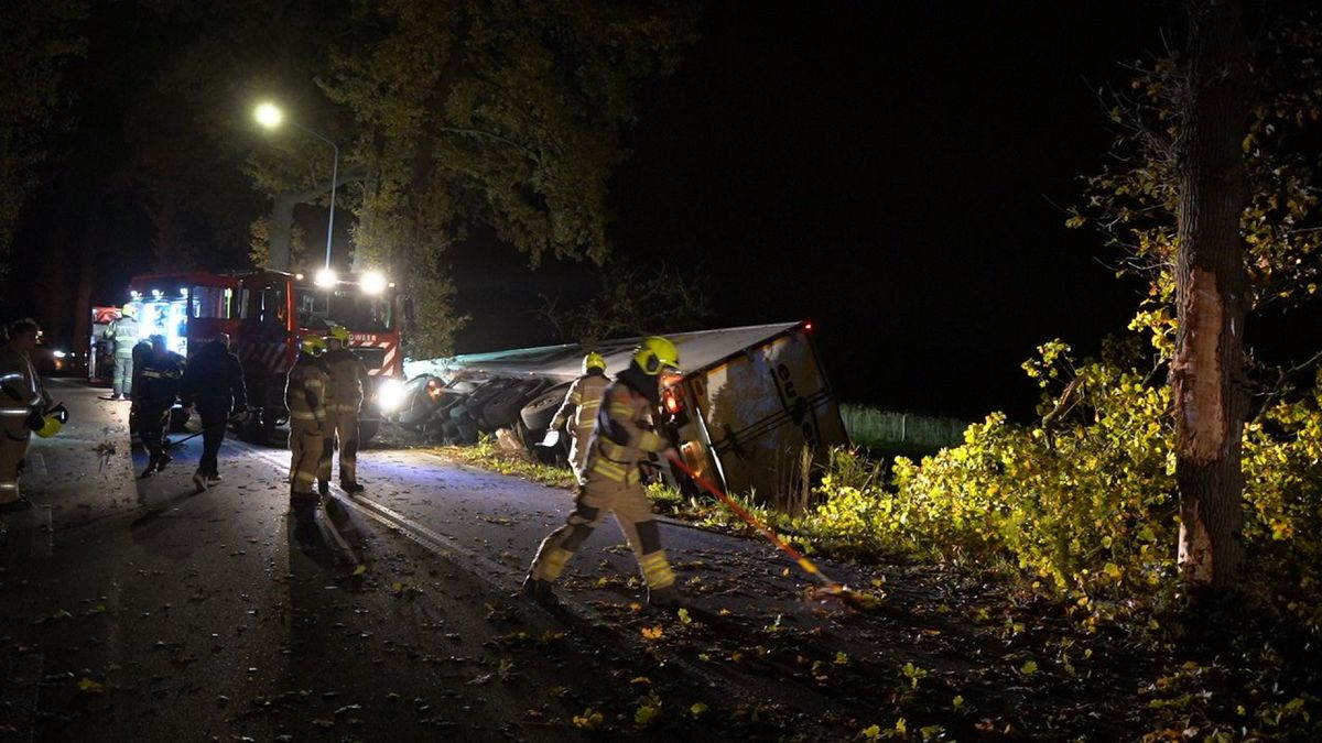 Via boom in sloot, vrachtwagenchauffeur bekneld in Barneveld