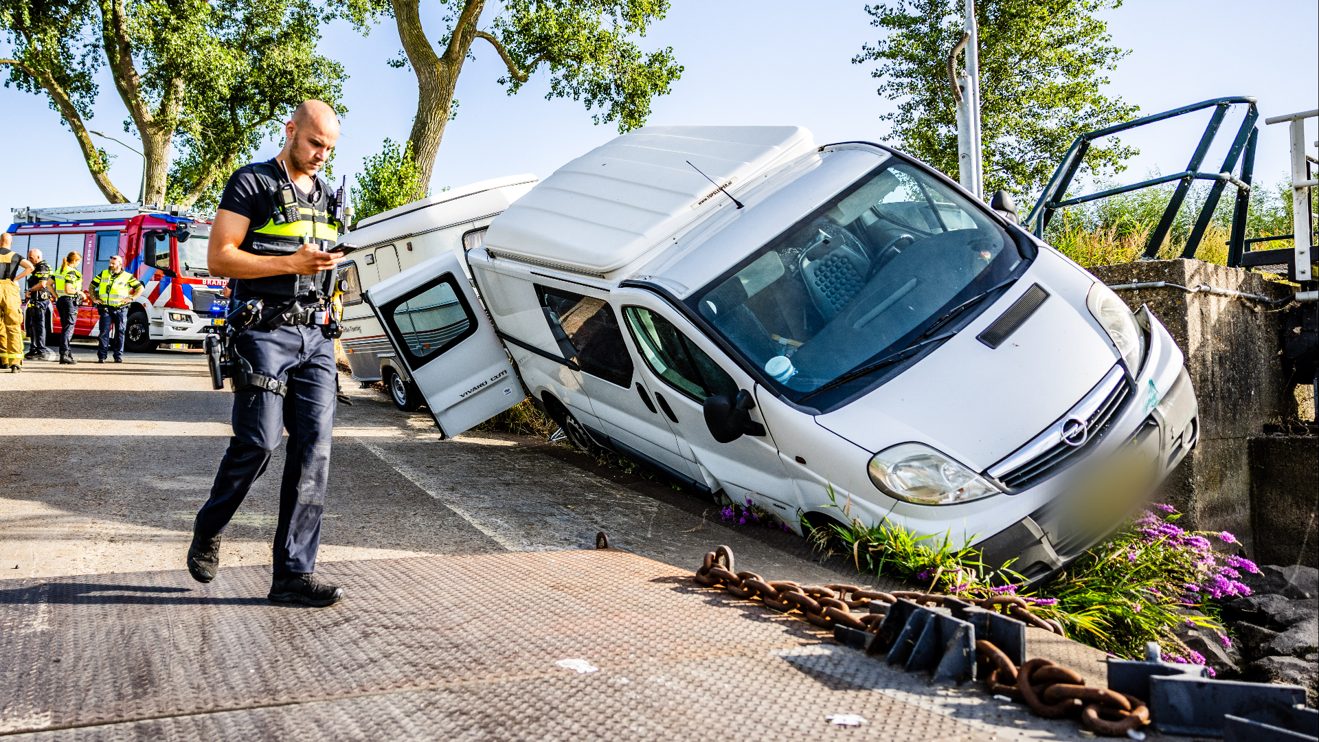 De auto en caravan kwamen niet in het water terecht, maar het scheelde weinig.
