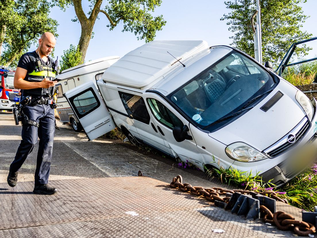 De auto en caravan kwamen niet in het water terecht, maar het scheelde weinig.
