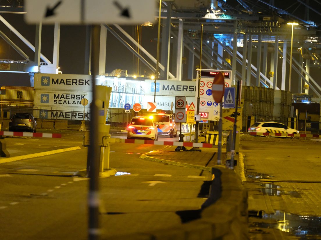 De politie op zoek naar uithalers op de ECT-terminal.