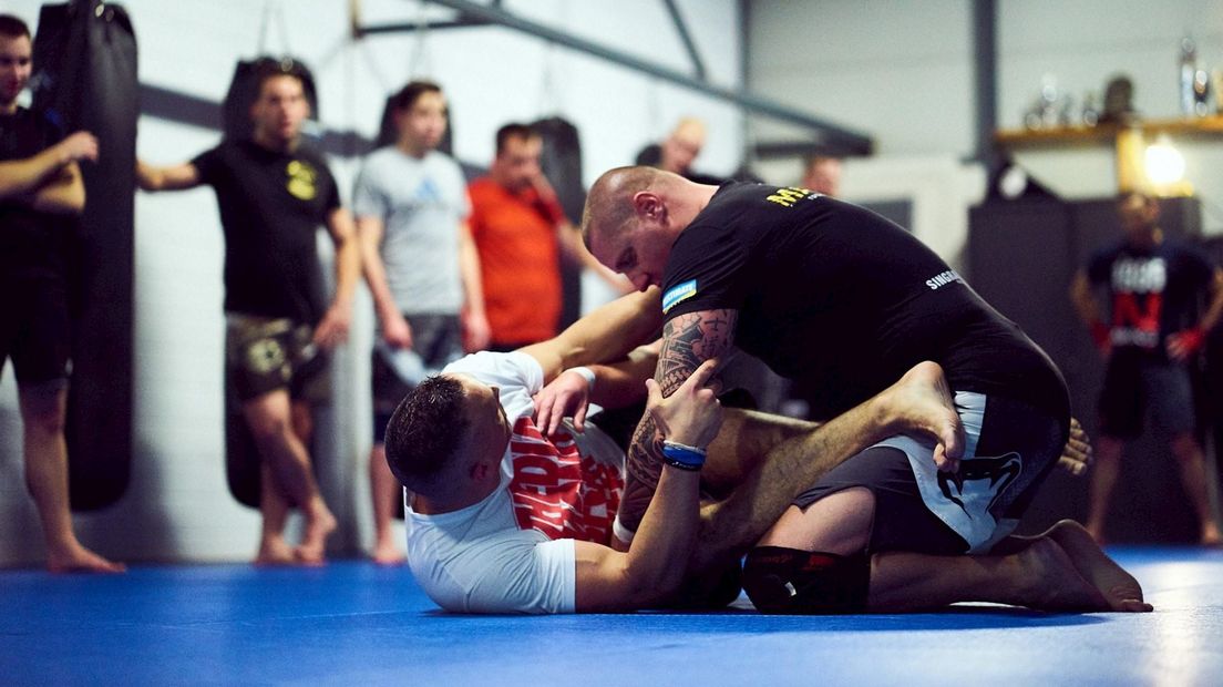 Christiaan Ballast en Roy van der Wal geven MMA-training in Oldenzaal