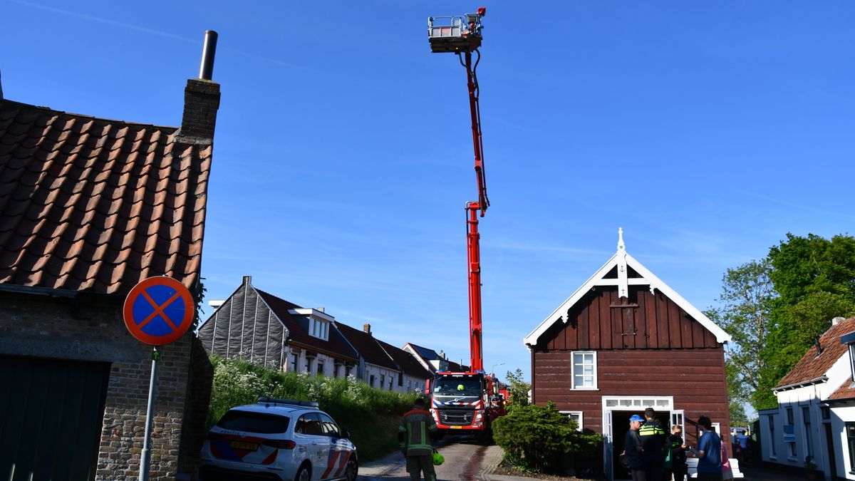 Zolderbrand Zonnemaire zorgt voor veel rook, bewoners veilig naar buiten