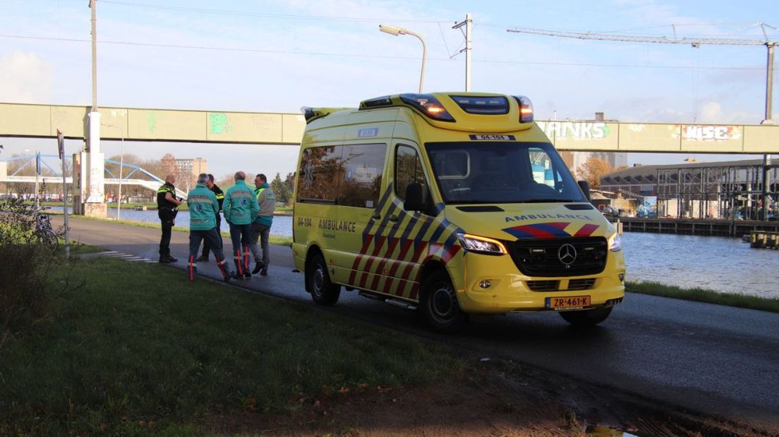 Fietsster knalt tegen passerende ambulance en moet zelf met (andere) ambulance naar het ziekenhuis