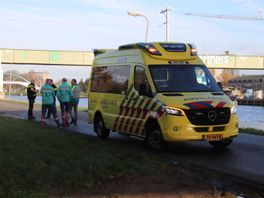 112 Nieuws: Fietser gewond bij botsing met ambulance | Ontsnapte ezel loopt rond op schoolplein Hengelo