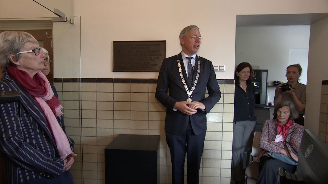 Burgemeester Visser voor de plaquette van Pieter Maaskant