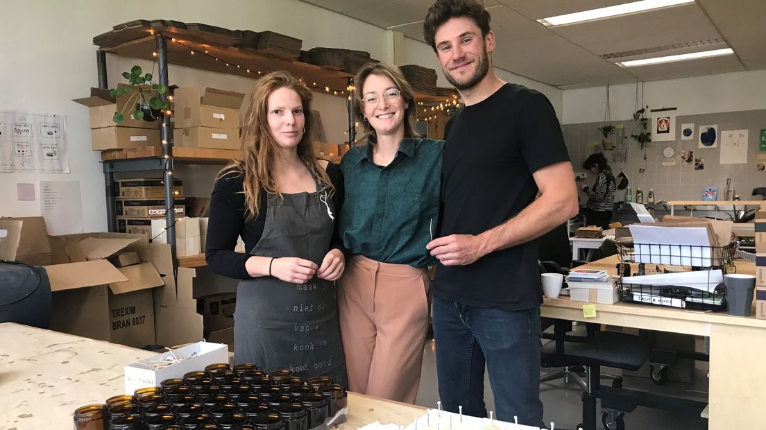 Luna, Giselle en Nicholas van kaarsenmakerij Brandt op hun werkplaats in Utrecht.