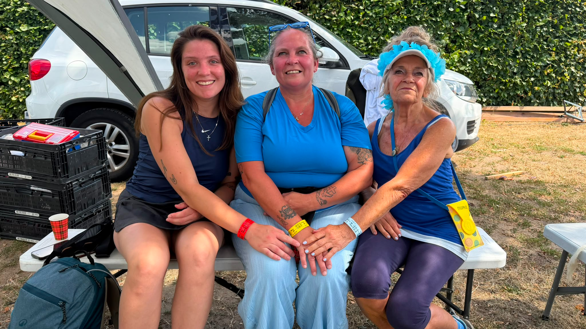 Matanya (24), Leonie (49) en Sjanet (71) uit Spijkenisse lopen samen de Vierdaagse