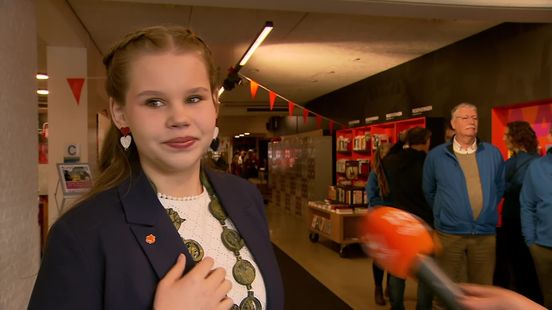 Kirsten Alting, kinderburgemeester van Emmen, verwelkomt de koning