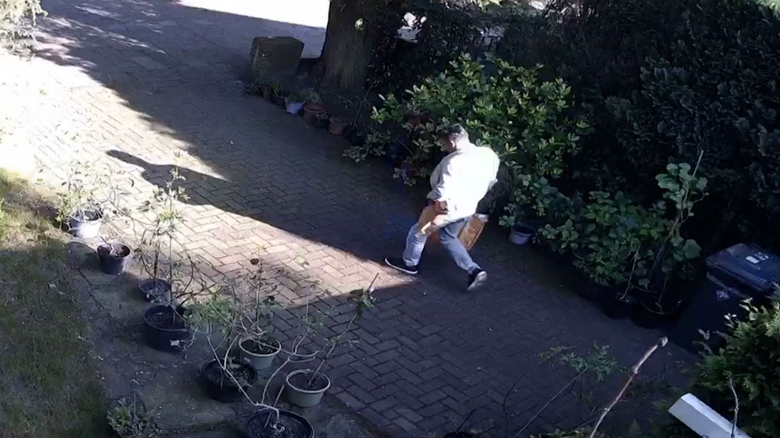 De man vertrekt met een gevulde bigshopper bij het huis aan de Anninksweg