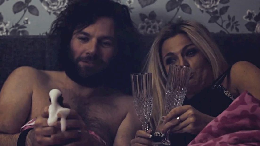 Hendrik Jan Bökkers in bed met Bobbi Eden