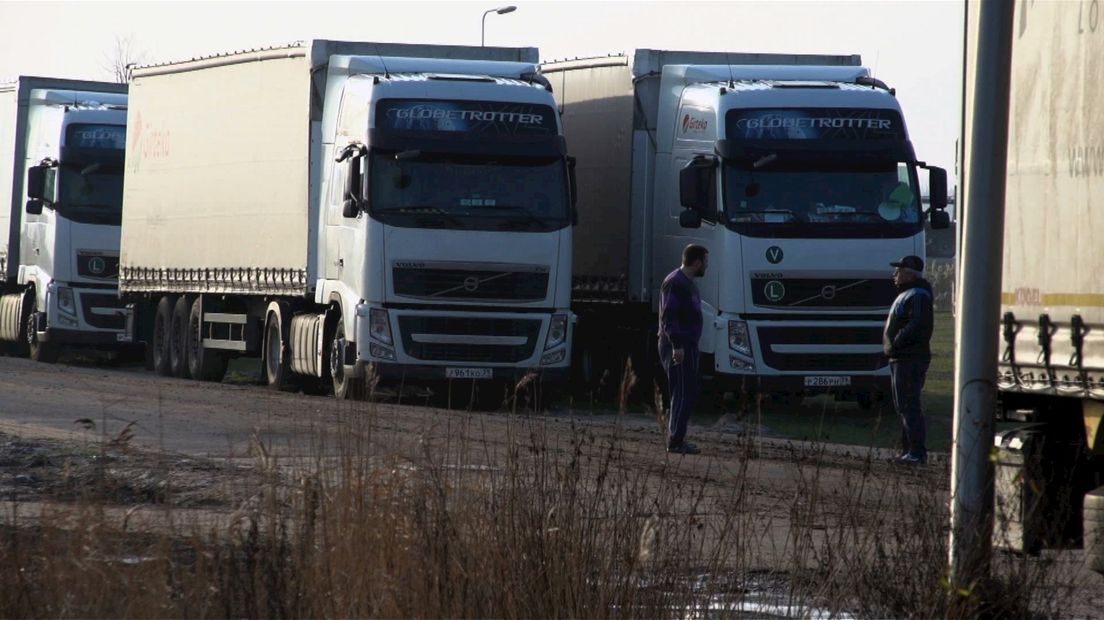 Vrachtwagens uit Litouwen gestrand bij Kampen