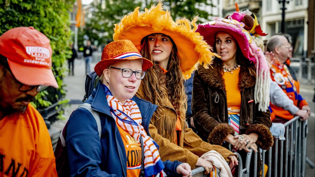 Wachten op de rijtoer die om 13.00 uur vertrekt vanaf Paleis Noordeinde