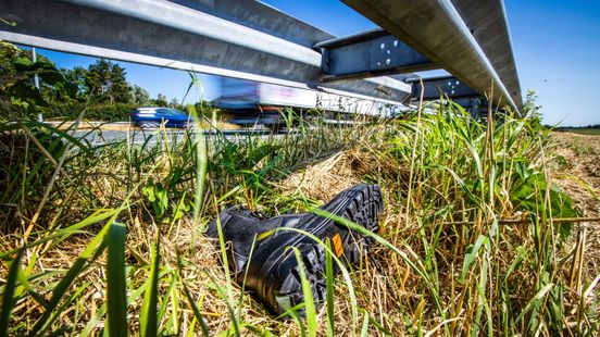 Hoe komt die losse schoen toch in de berm van de snelweg terecht? Home