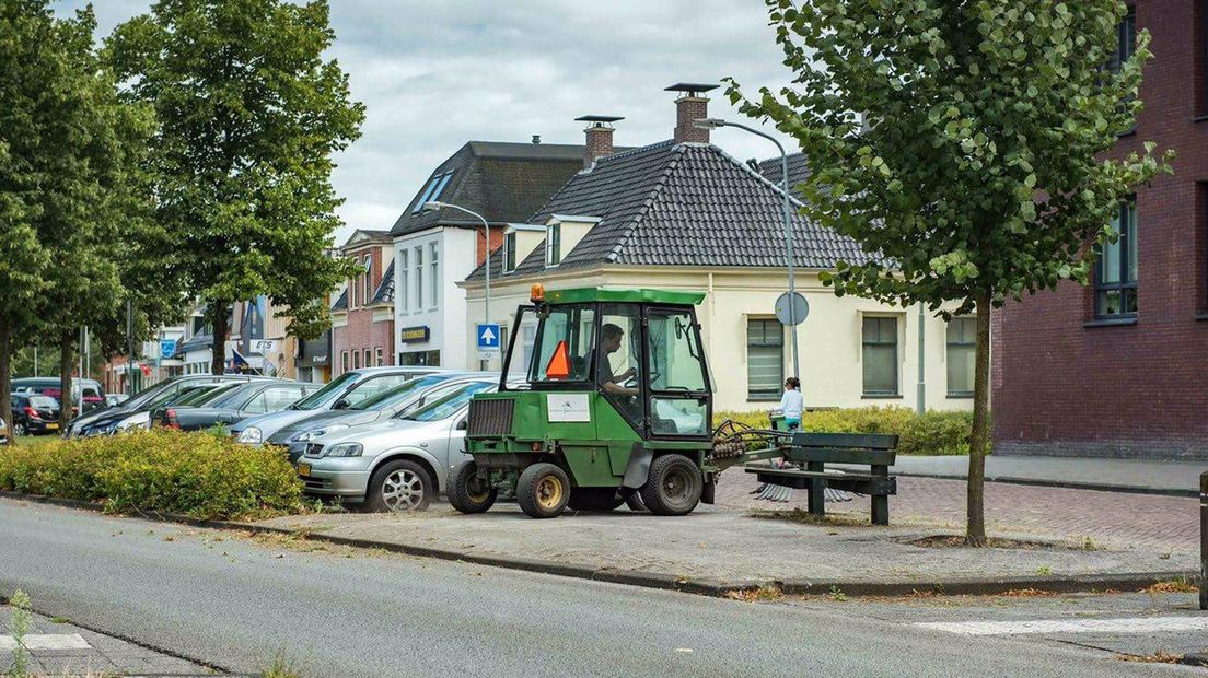 Een onkruidbestrijder aan het werk in Hoogezand-Sappemeer