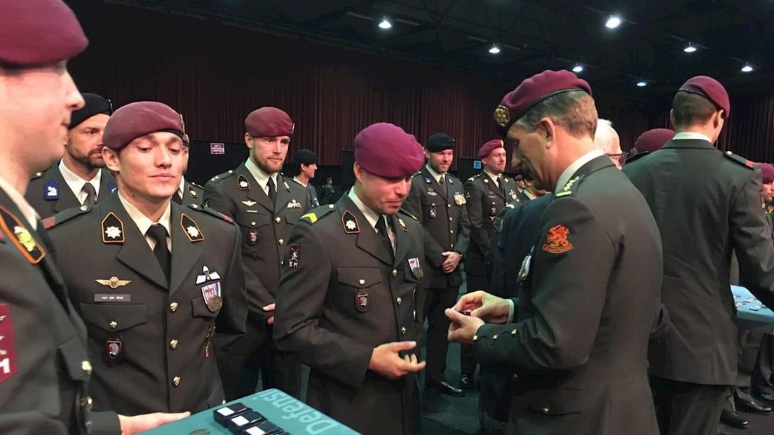 Honderden militairen krijgen Herinneringsmedaille in IJsselhallen Zwolle
