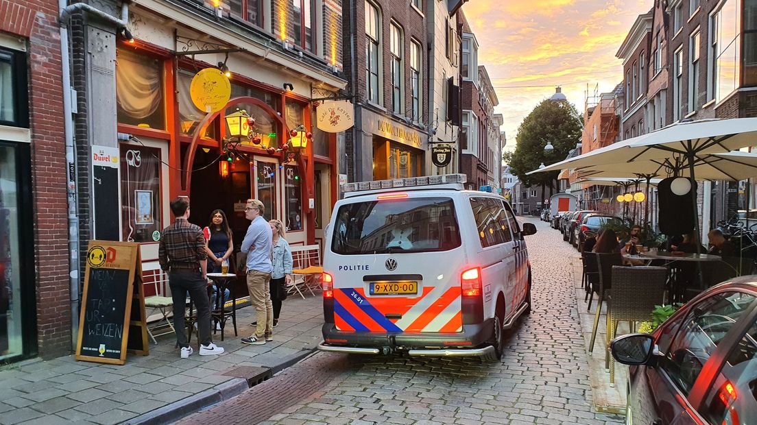 De politie rijdt door de binnenstad van Groningen