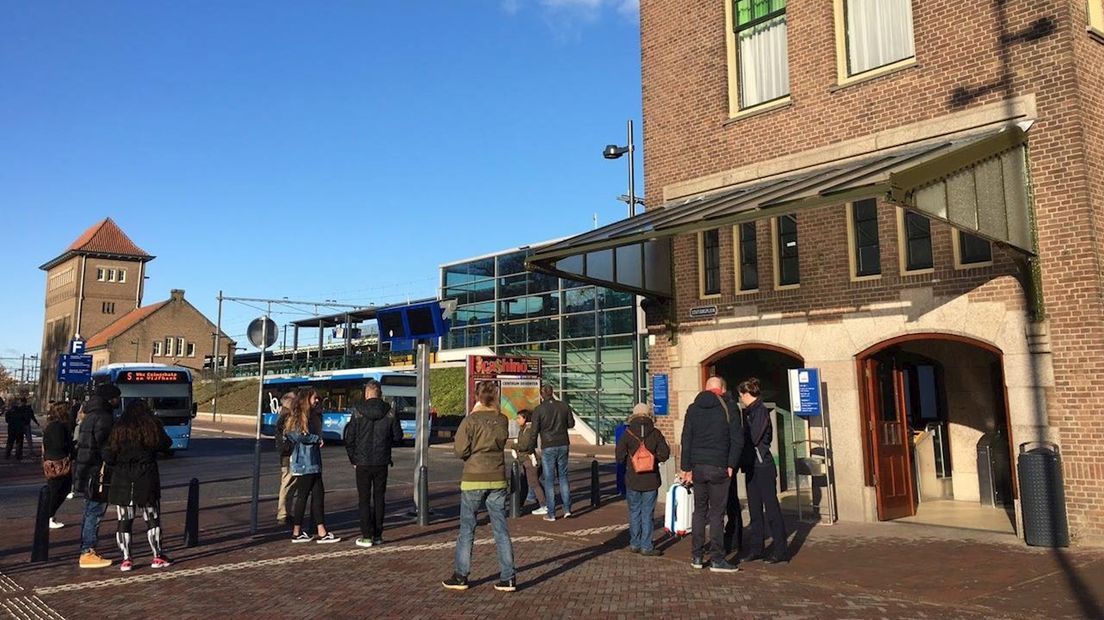 Reizigers worden buiten het station Deventer gehouden