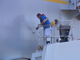 Het SS Rotterdam wordt uitgebreid geverfd.