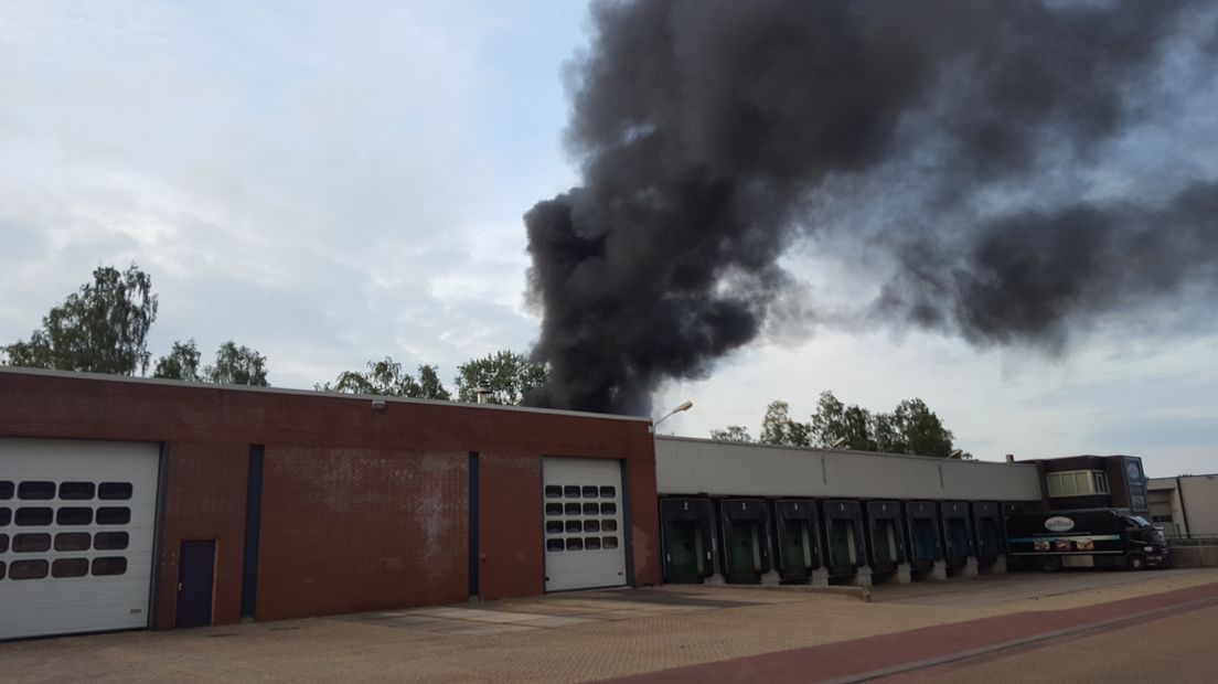 Bij het bedrijf Van Gestel Horeca Interieur aan de Lage Kamp in Apeldoorn woedde zaterdagavond brand. In de wijde omtrek waren zwarte rookwolken te zien.