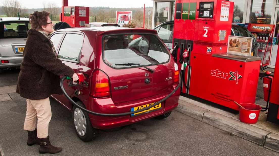 Bij het tankstation tussen Elten en Beek (NL) wordt door veel Gelderlanders getankt.