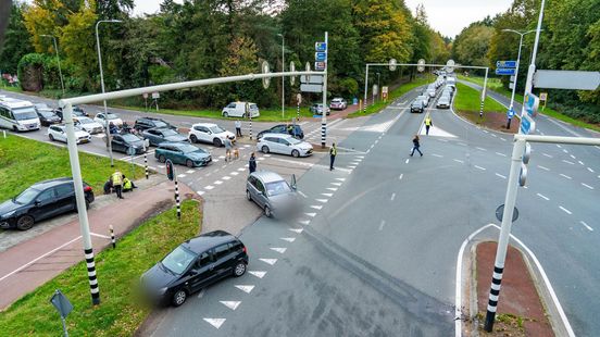 Ernstig ongeval veroorzaakt verkeerschaos op druk kruispunt