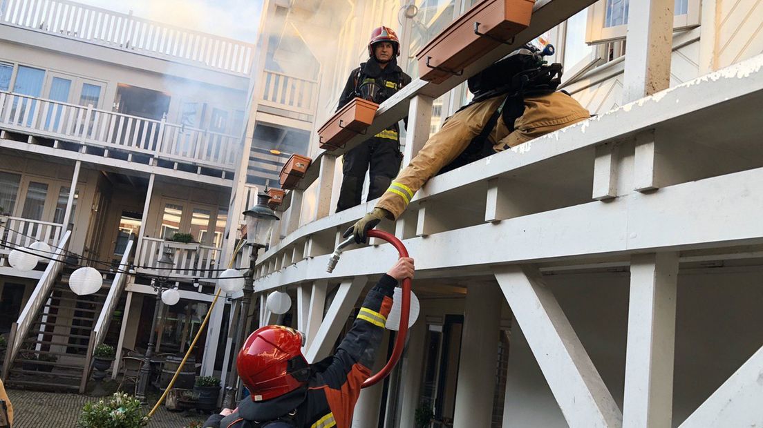 Enkele brandweerlieden in actie tijdens de oefening in Hotel Schimmelpenninck Huys.