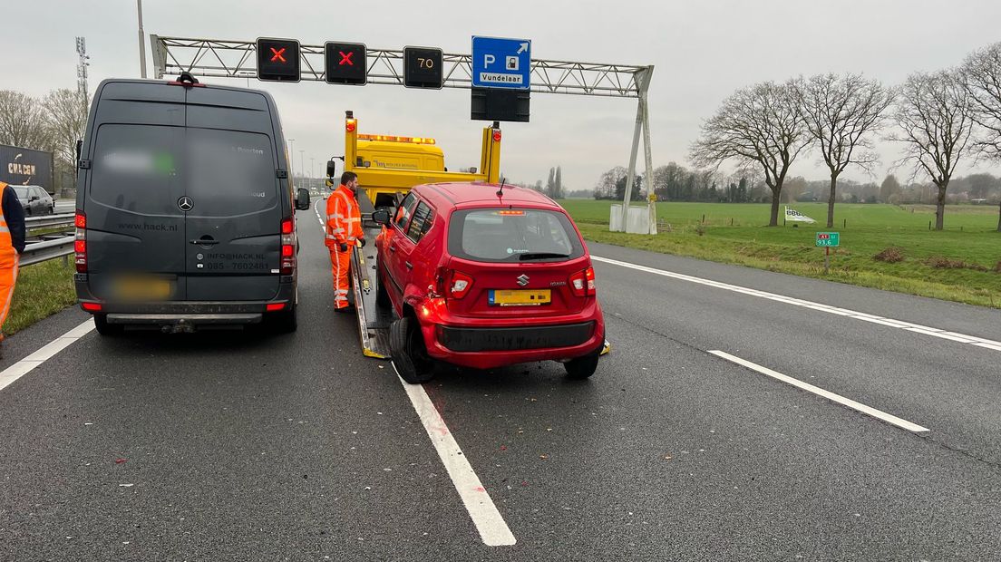 Lange op A1 file na aanrijding tussen auto en busje