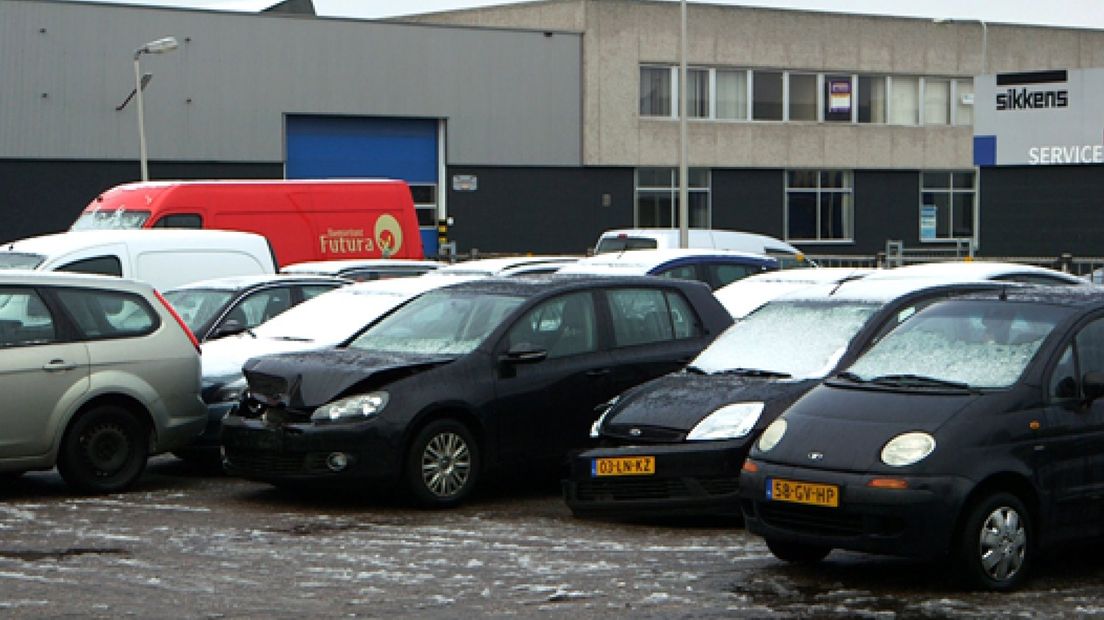 De meeste auto's zijn inmiddels weer weg en toch staan er nog tientallen wagens op de parkeerplaats van berger Van Amerongen in Arnhem.