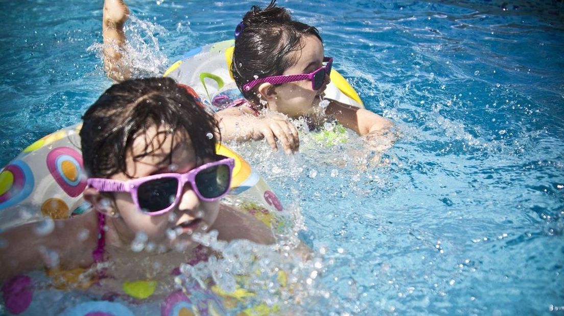 Kinderen zoeken verkoeling in het water