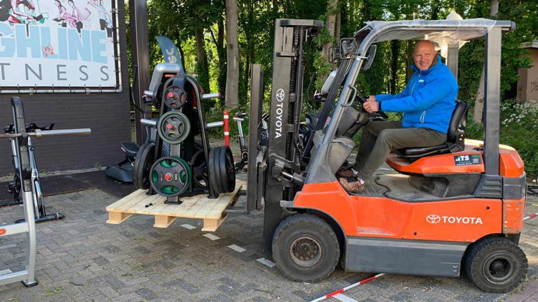 De heftruck moeten zware spullen buitenzetten