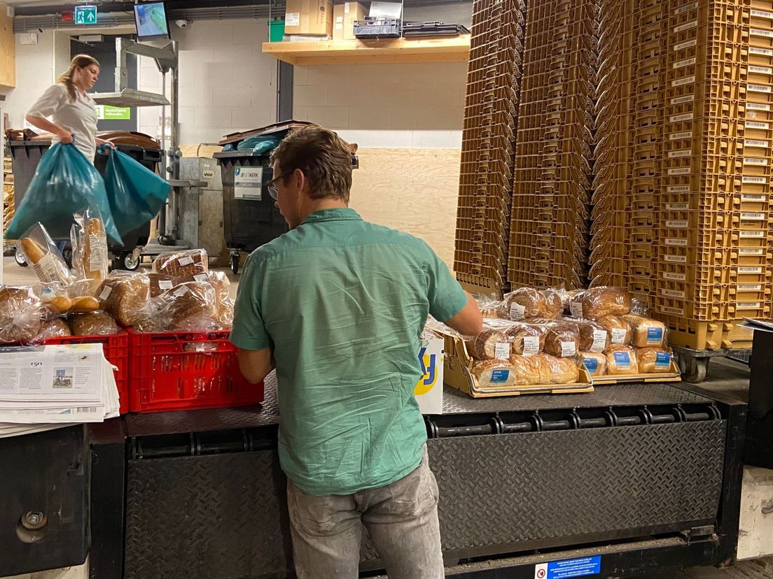 Het begint allemaal met de supermarkt die genereus de boodschappen beschikbaar stelt