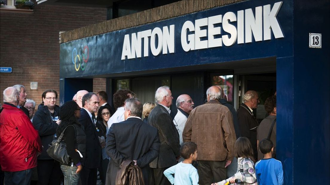 In 2010 lag Geesink opgebaard in de judoschool. Honderden mensen kwamen afscheid van hem nemen.