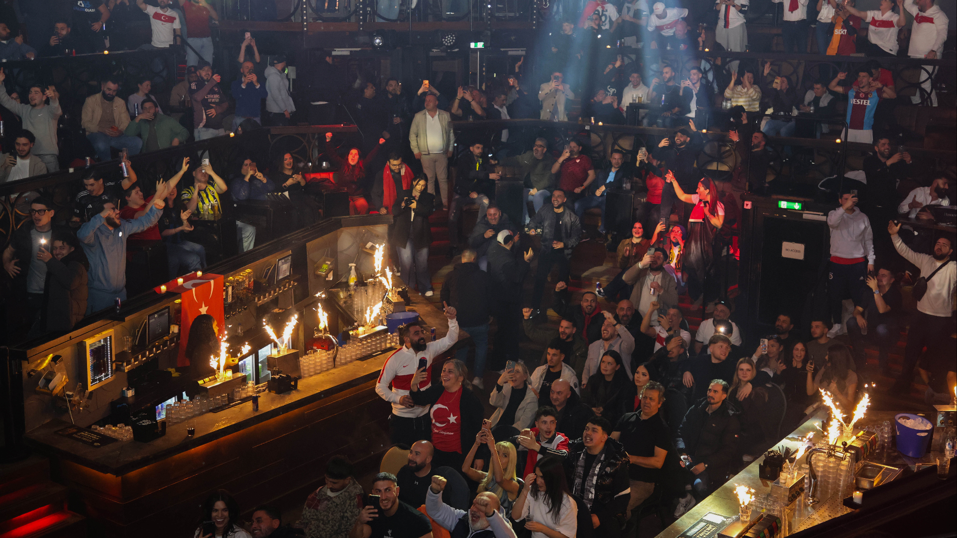 Turkse Rotterdammers vieren feest in Villa Thalia