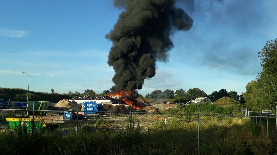 Grote brand bij afvalbedrijf (Rechten: De Vries Media)