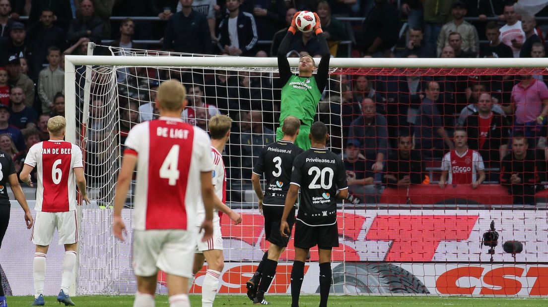 Supporters van Ajax zien de eventuele komst van Kjell Scherpen naar hun club niet zitten (Rechten: Gerrit Rijkens)