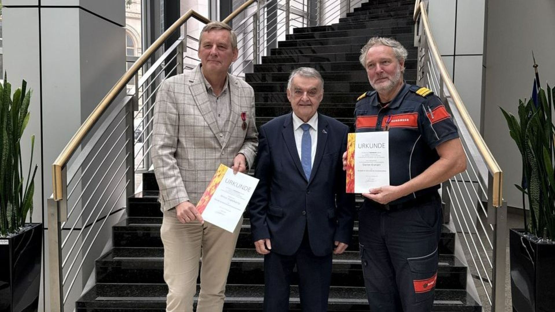 Burgemeester Anton Stapelkamp van de gemeente Aalten is onderscheiden met een medaille van de Duitse Brandweervereniging.
