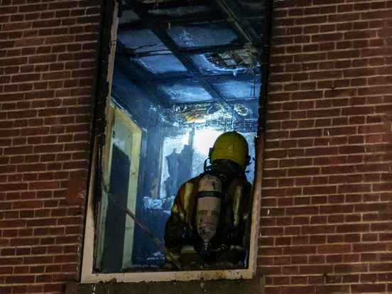 Bewoners en brandweerman naar ziekenhuis na verwoestende brand | Twee verdachten opgepakt voor schietpartij