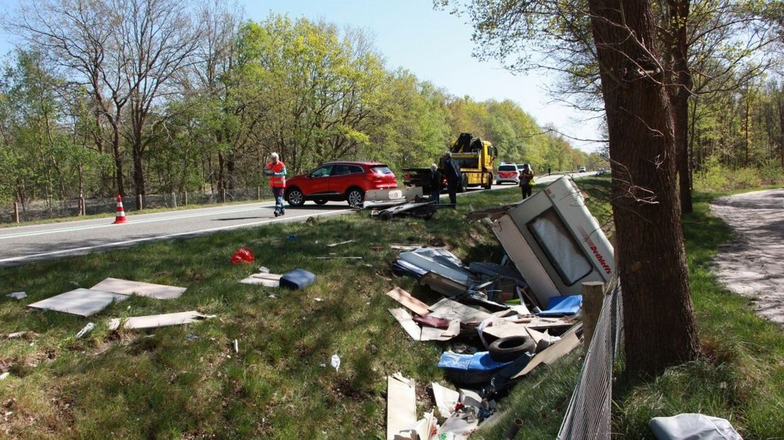 Een caravan belandde door het ongeluk in de sloot