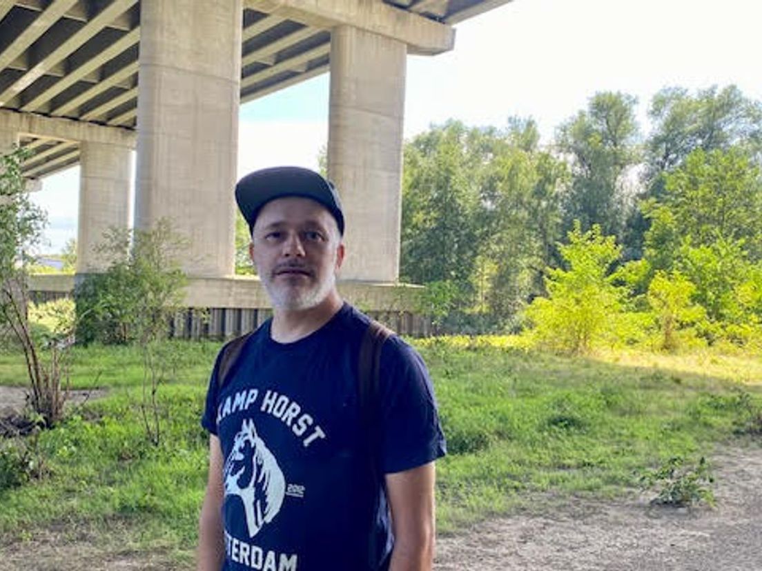 De Rotterdamse kunstenaar Johan Kleinjan onder de brug op het Eiland van Brienenoord