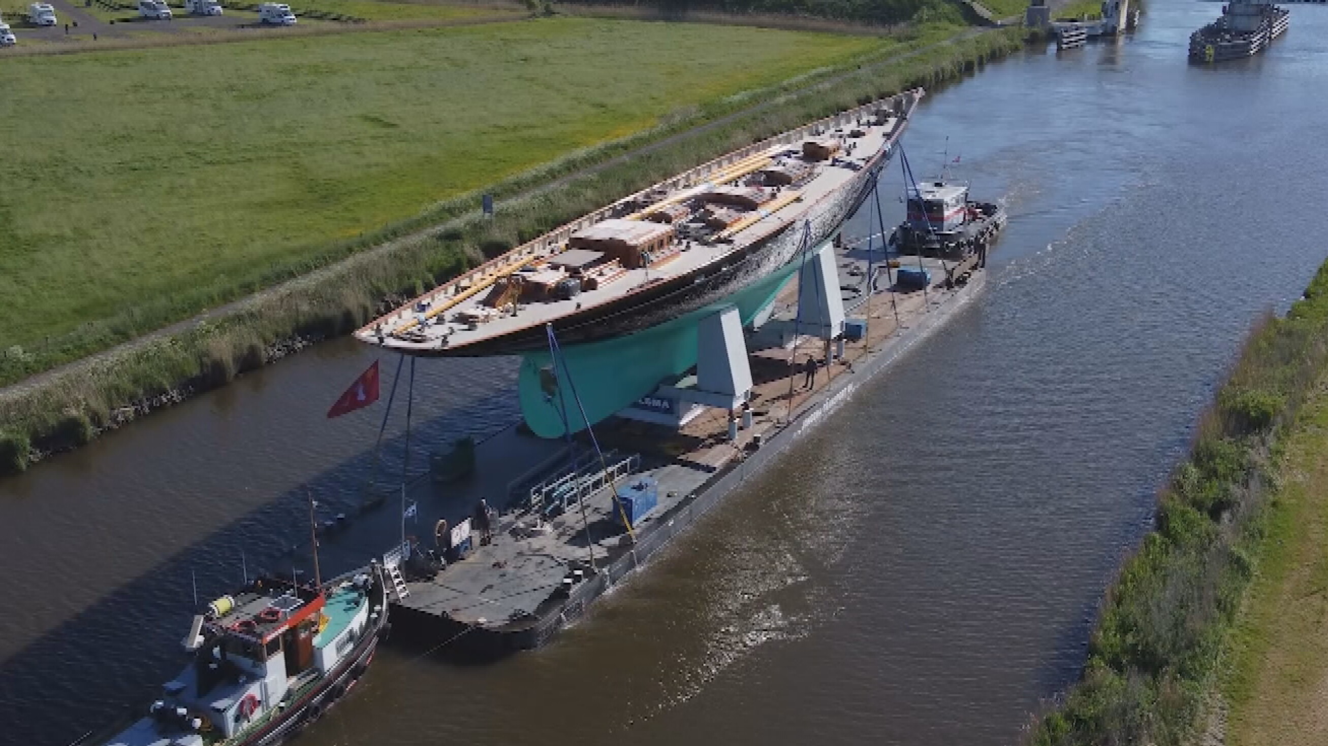 Dit superjacht - zo hoog als de Oldehove - kreeg een opknapbeurt in Franeker