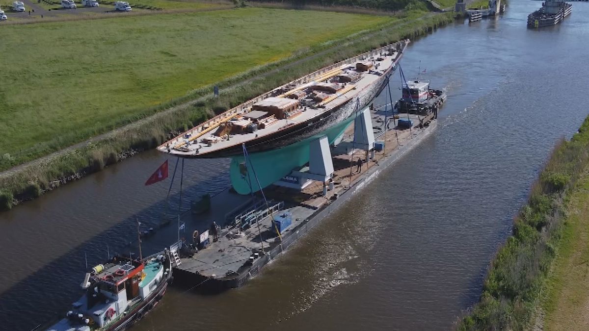 Dit superjacht - zo hoog als de Oldehove - kreeg een opknapbeurt in Franeker