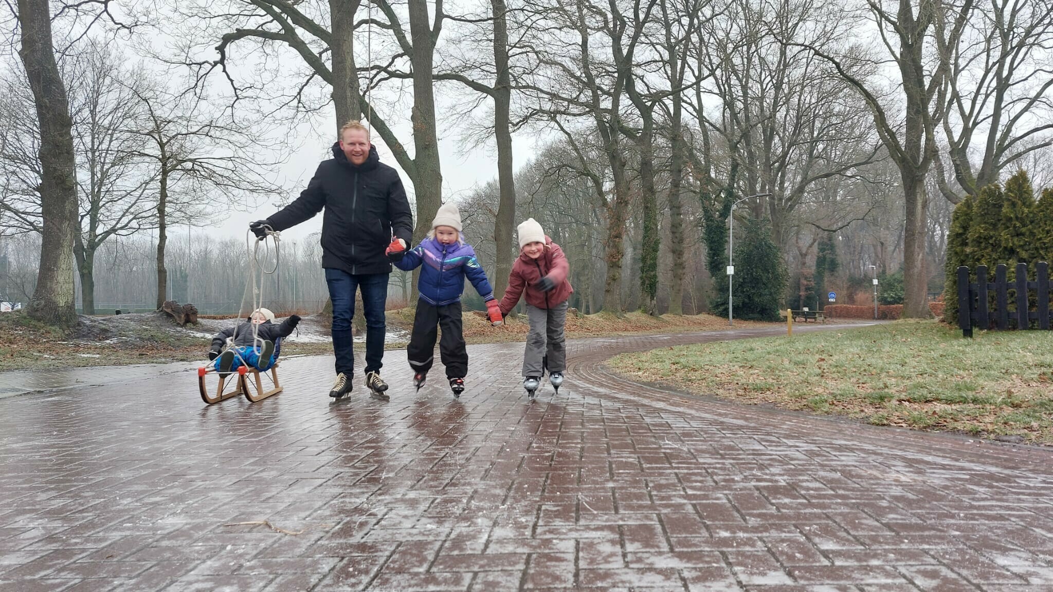 Hoe code rood in heel Drenthe voor schaatspret op straat zorgde: 'Een heel aparte ervaring'