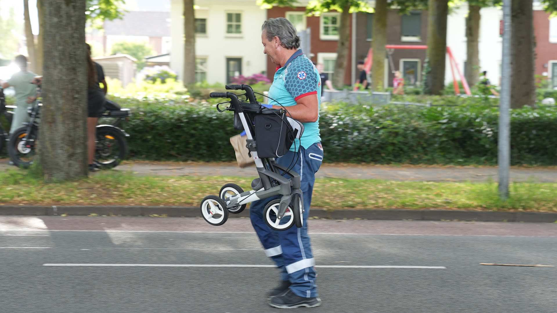 Man gewond naar ziekenhuis na ongeval: ambulancier zorgt voor zijn rollator en boodschappen.