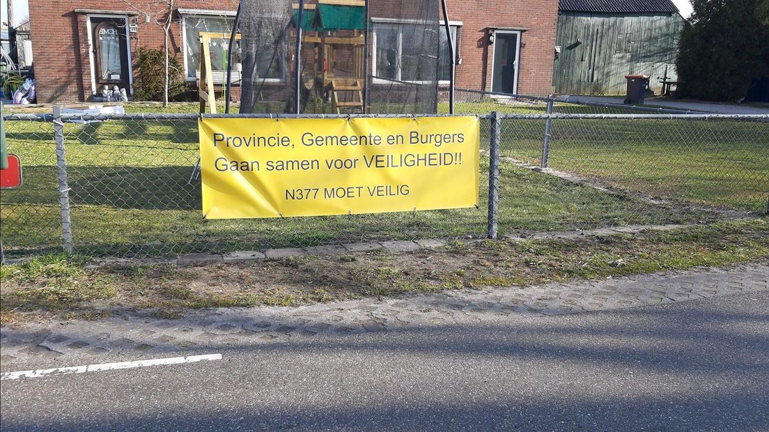 Omwonenden N377 voelen zich gehoord en plaatsten nieuwe spandoeken