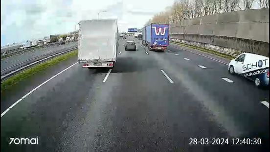 De zwarte auto staat zo goed al stil op de snelweg