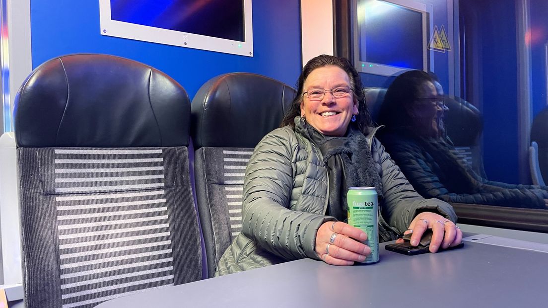 Tineke Moedt uit Ten Boer geniet van de treinrit